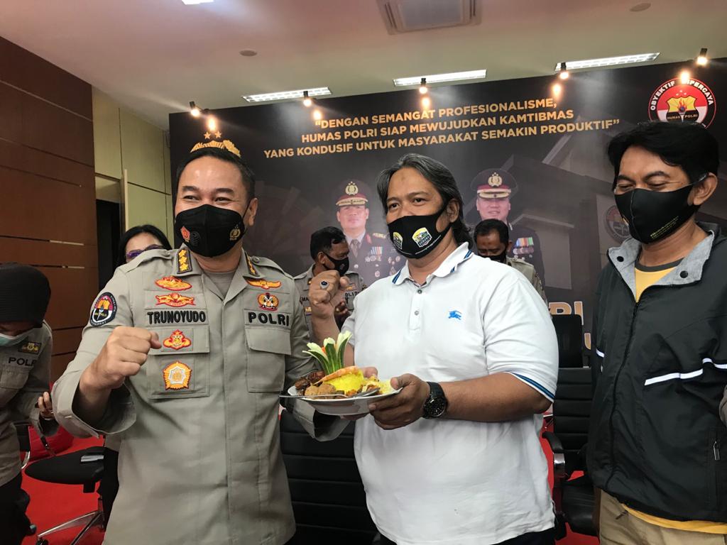 Kabid Humas Polda Jatim Kombes Pol Trunoyudo Wisnu Andhiko memberikan tumpengan kepada ketua Pokja Polda Jatim Anto Senin (2/11/2020)