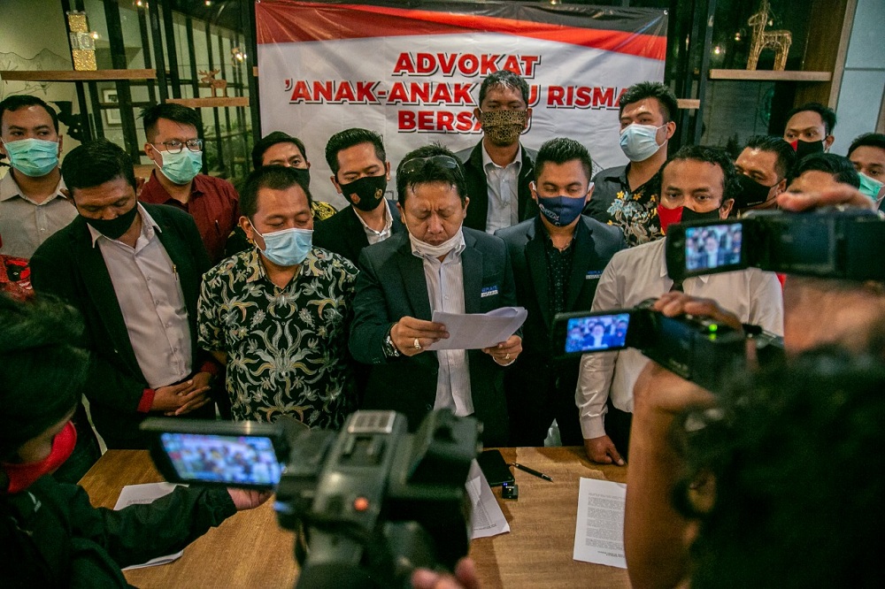 65 pengacara membela Wali Kota Surabaya Tri Rismaharini yang dituduh menyebut Calon Wali Kota Surabaya Eri Cahyadi sebagai anaknya.SP/Byta Indrawati.