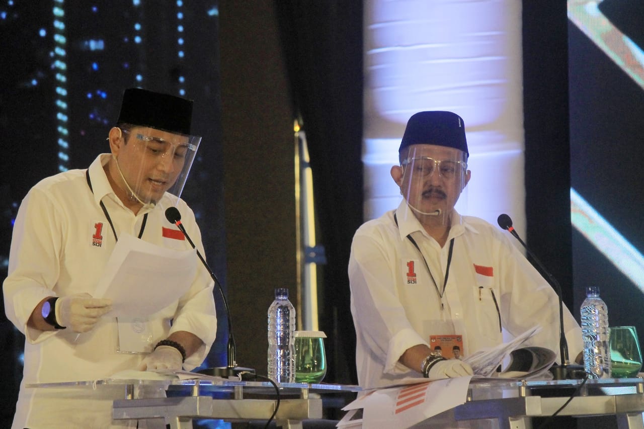  Eri Cahyadi - Armuji saat debat publik perdana Pilkada Surabaya Rabu (4/11/2020) semalam. SP/Byta Indrawati.