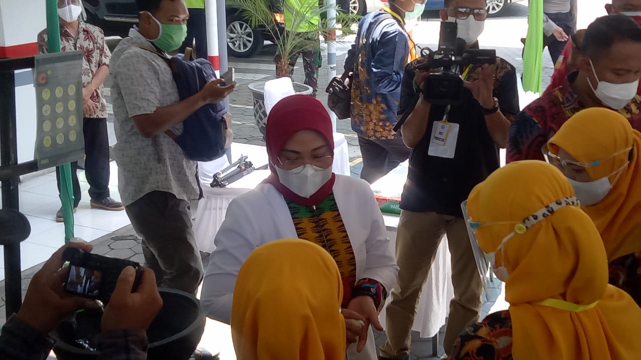 Caption : Menteri Ketenagakerjaan, Ida Fauziyah, mengampanyekan Gerakan Pekerja Sehat (GPS) di PT IRU Trowulan.SP/DWI