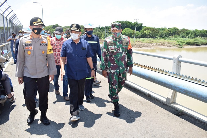 Bupati bersama Kapolres dan Dandim saat melihat langsung bendung gerak Bengawan Solo di Desa Kendal Kecamatan Sekaran Lamongan. SP/MUHAJIRIN KASRUN