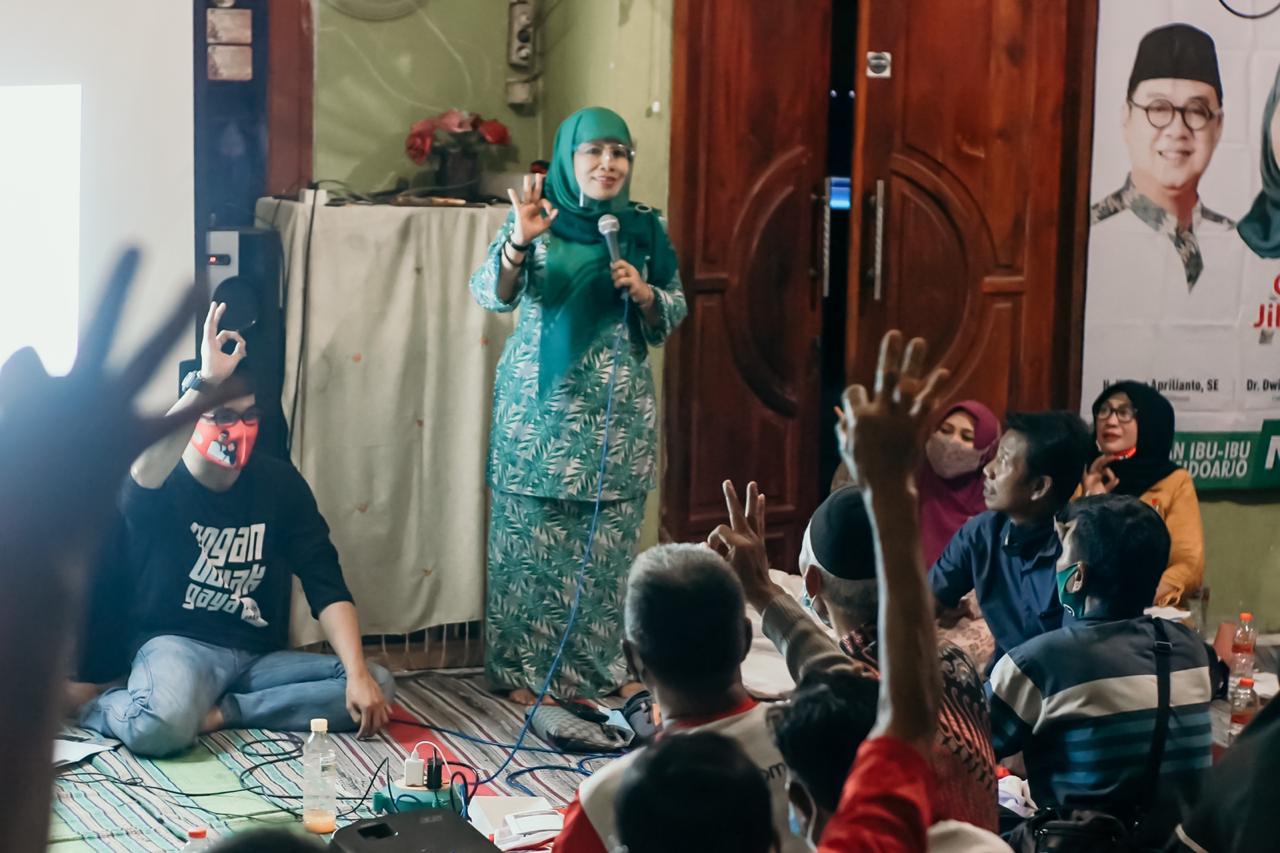 Cawabup Dwi Astutik beri semangat kepada relawan Barokah Berkelas