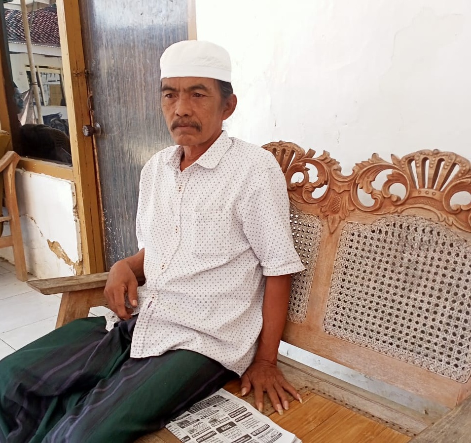 Foto : Ayub, pedagang Kain di pasar Ganding yang tidak memiliki los pasar, setelah pasar dilakukan  renovasi ( ft. Ainur Rahman/ SP)