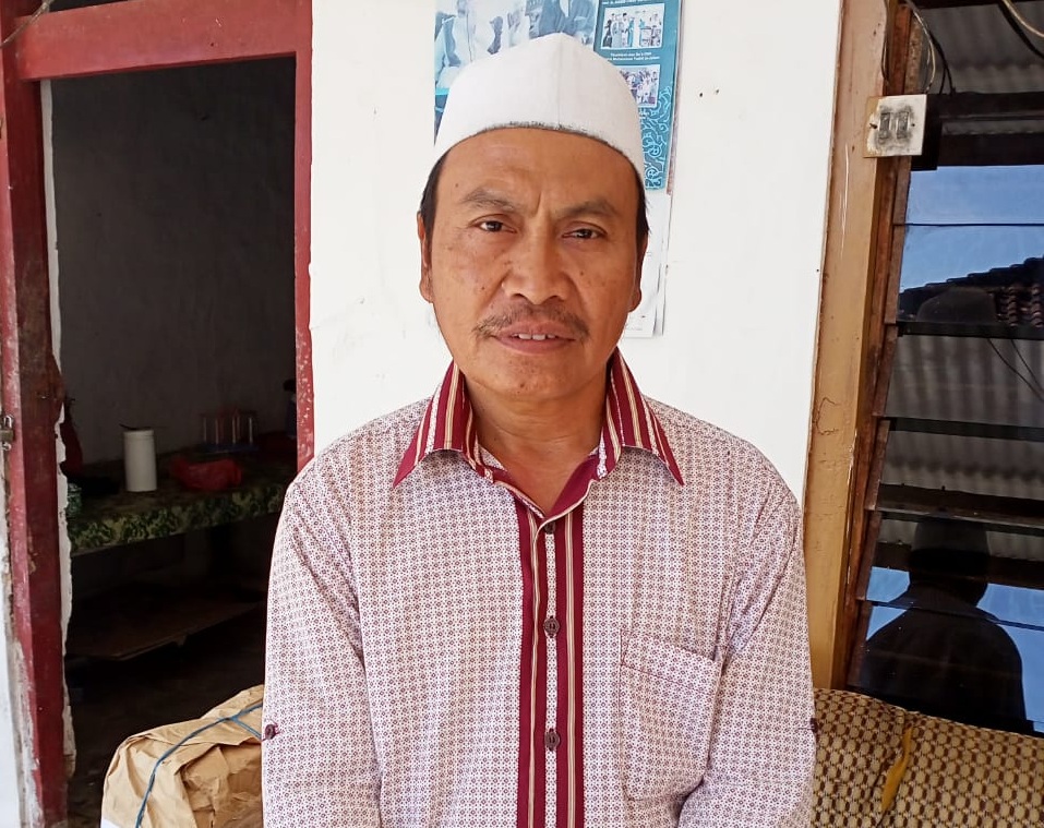 Foto : Khairudin pedagang di los pasar Ganding sebelum di renovasi, kini tidak memiliki tempat berjualan setelah pasar selesai di renovasi.(ft. Ainur Rahman/ SP)