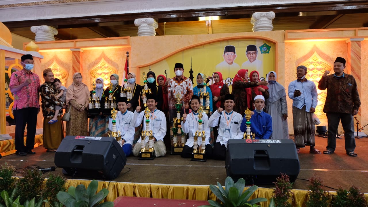 Foto bersama dengan pemenang Musabaqah Tilawatil Quran (MTQ) Kabupaten Sidoarjo ke-29. SP/SUGENG