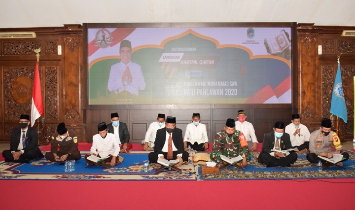 Bupati Fadeli bersama Forkopimda Lamongan saat membaca Al-Qur'an secara serentak. SP/MUHAJIRIN KASRUN