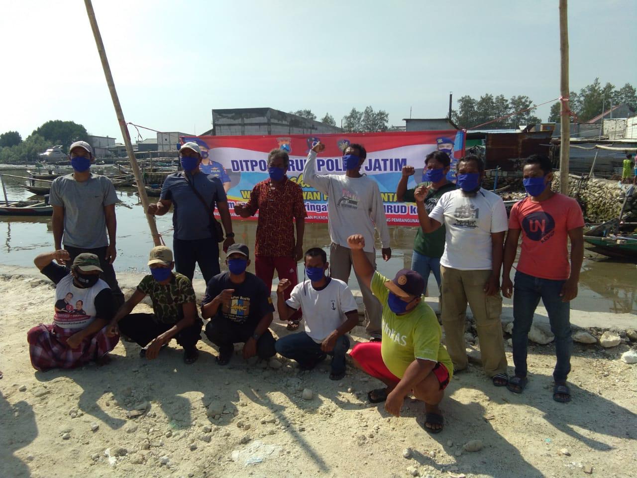 Nelayan Sukolilo Surabaya merasa senang karena bakti sosial dari Polairud Polda Jatim Selasa (10/11/2020)