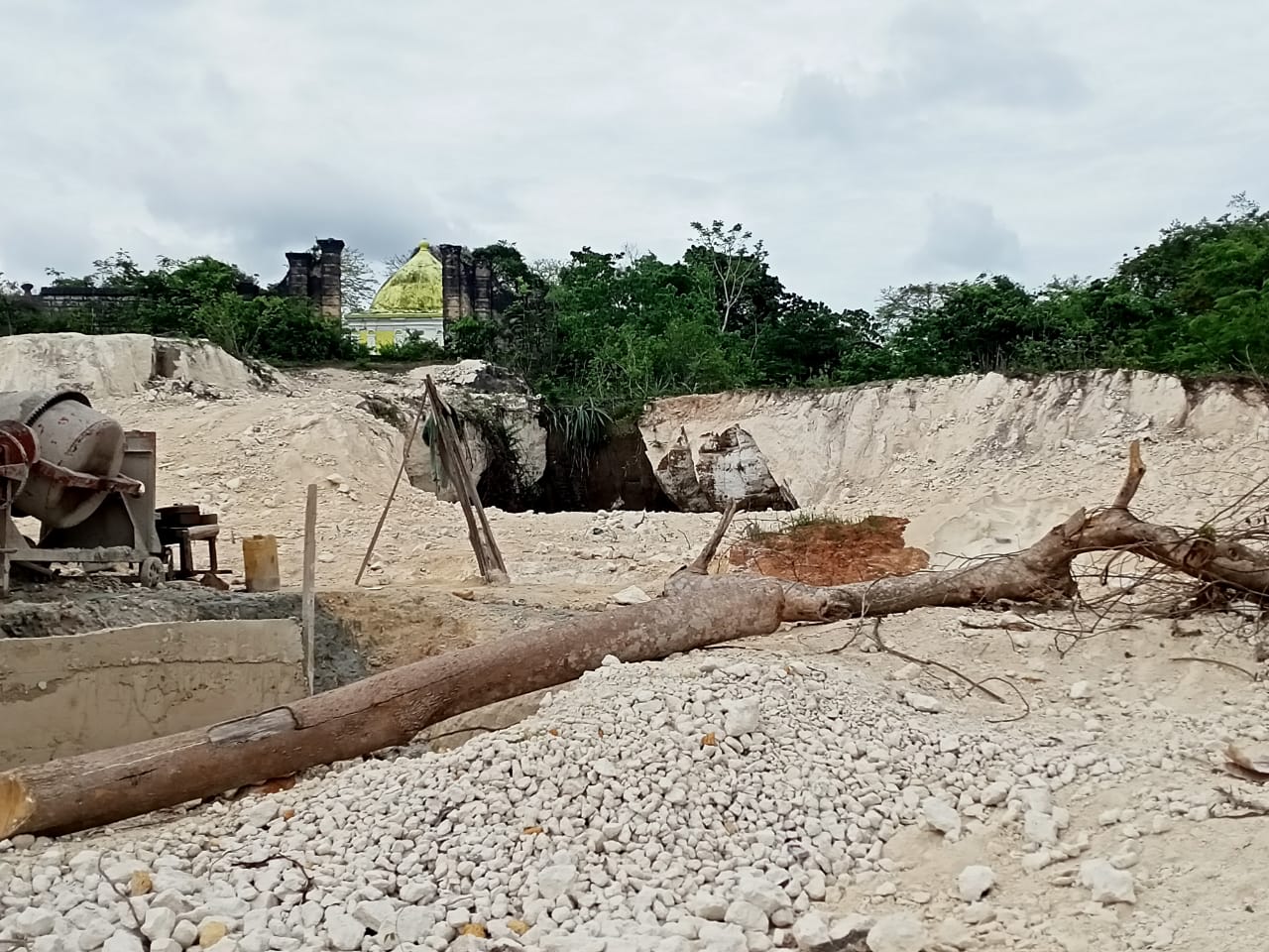 Foto : Halaman Asta Tinggi dibangun kios dan area parkir yang tak jelas pengelolanya. (ft. Ainur Rahman/ SP)