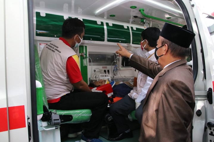 Fadeli saat mengecek isi ambulance 119, yang disulap seperti IGD. SP/MUHAJIRIN KASRUN