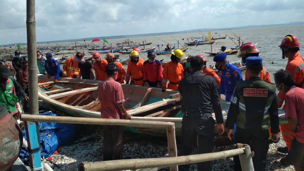 Polairud Polda Jatim membantu evakuasi warga Nambangan, Kenjeran yang terkena rob Kamis (12/11/2020)