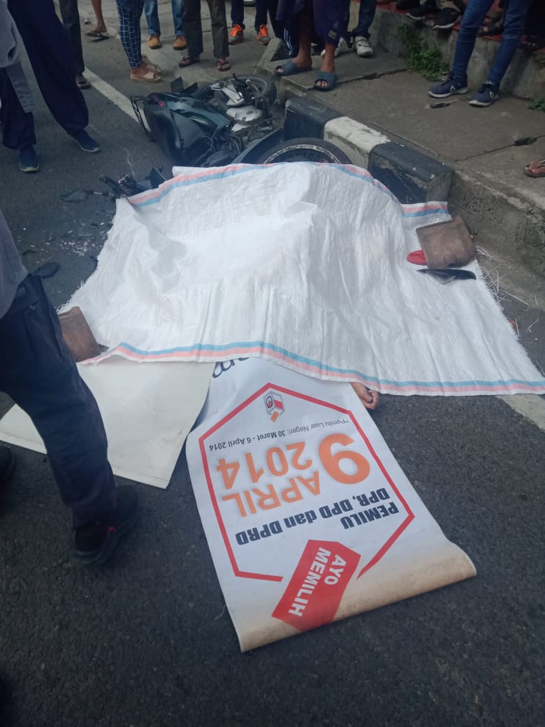 Remaja putri nyalip truk dari sebelah kiri masuk kolong truk dan tewas