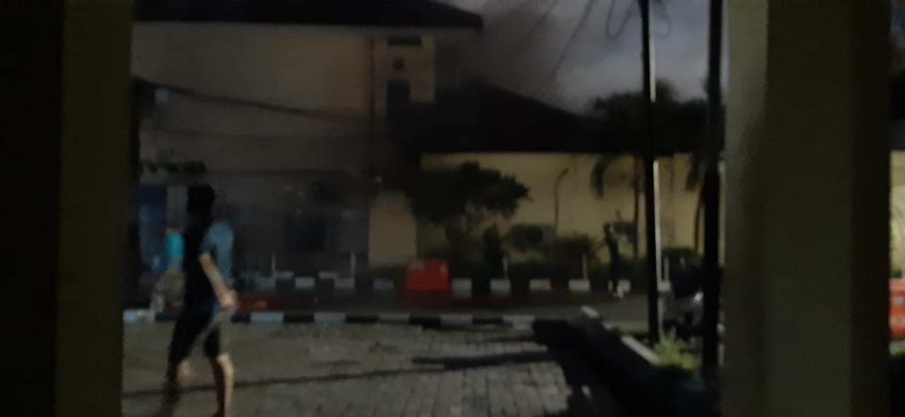 Gedung RTMC Polda Jatim terbakar Minggu (15/11/2020)