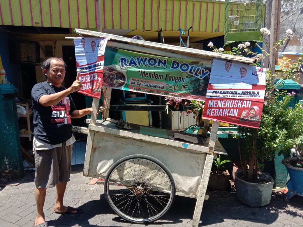 
UMKM Rawon Dolly 'Mendem Kangen' menyatakan diri mendukung pasangan Eri Cahyadi-Armuji.SP/BYTA INDRAWATI.