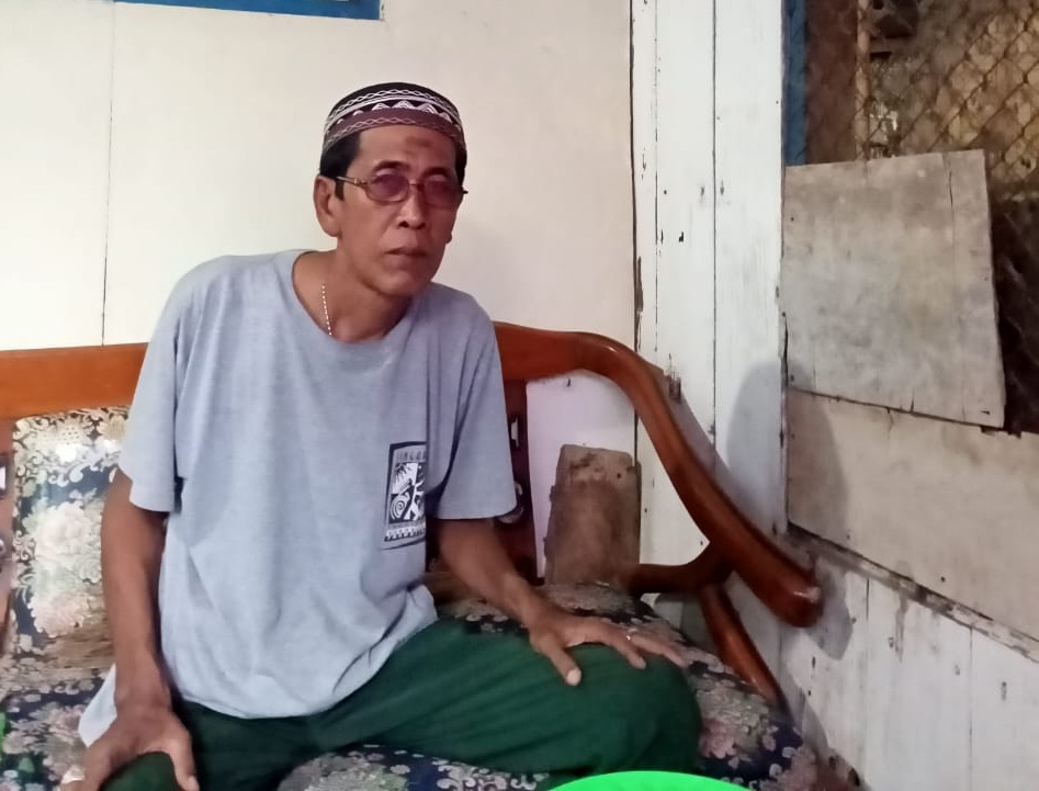 Foto : Sabuwang, Kepala Desa Kertasada Kec. Kalianget Kab. Sumenep, di kediamannya. (ft. Ainur Rahman/ SP)