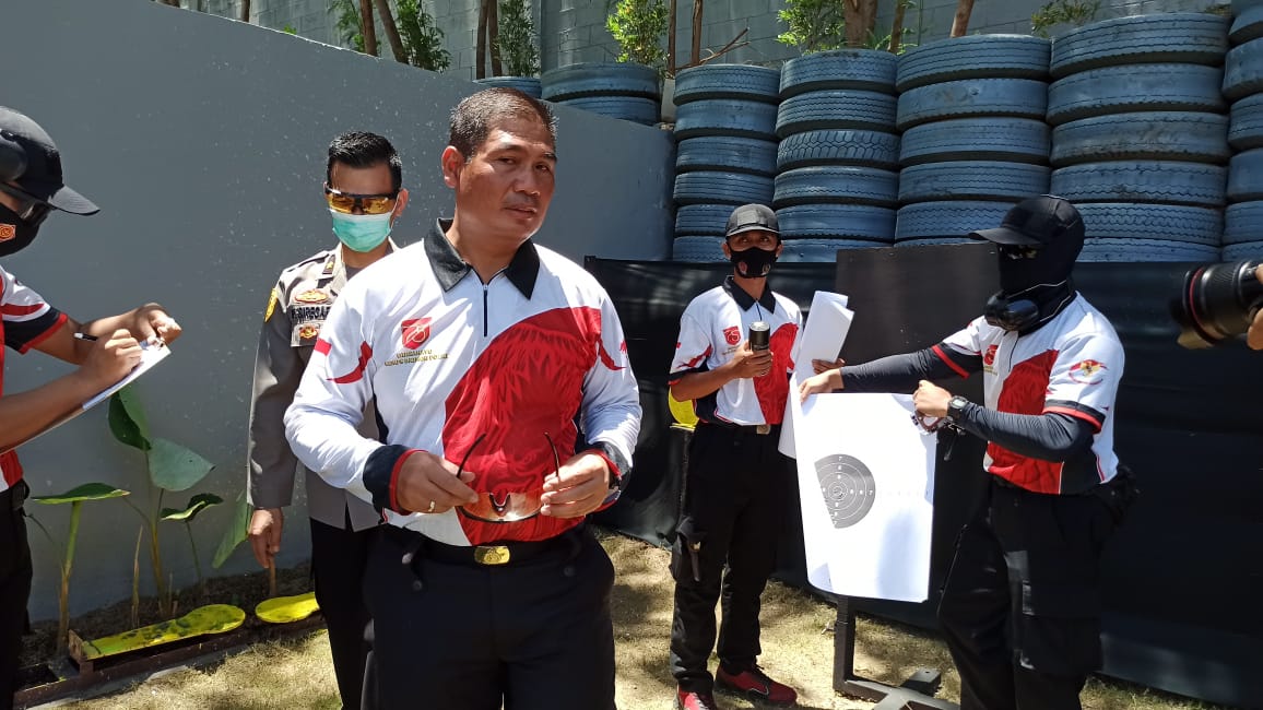 Wakapolda Jatim Brigjen pol Slamet ikut lomba tembak HUT Brimob di lapangan tembak Polda Jatim Rabu (18/11/2020)