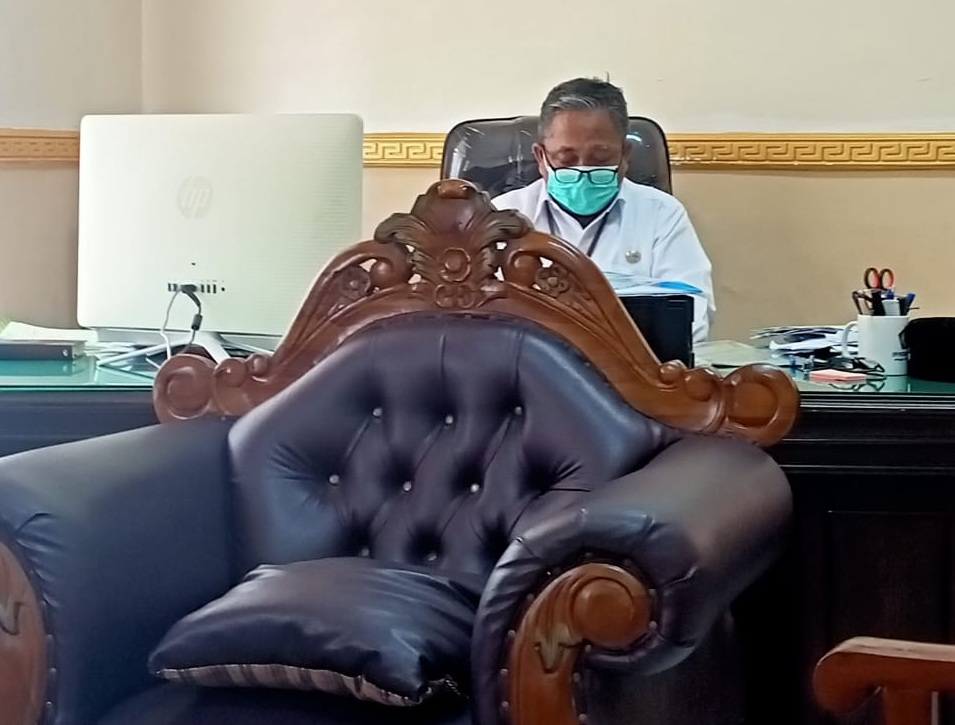 Foto : Agus Mulyono Kepala Dinas Kesehatan Kab. Sumenep, diruang kerjanya (ft. Ainur Rahman/ SP)