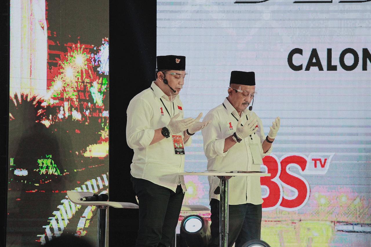 Pasangan Calon Wali Kota dan Wakil Wali Kota Surabaya 2020 No 1 Eri Cahyadi – Armuji saat debat publik kedua Pilwali Surabaya 2020 .SP/BYTA INDRAWATI.