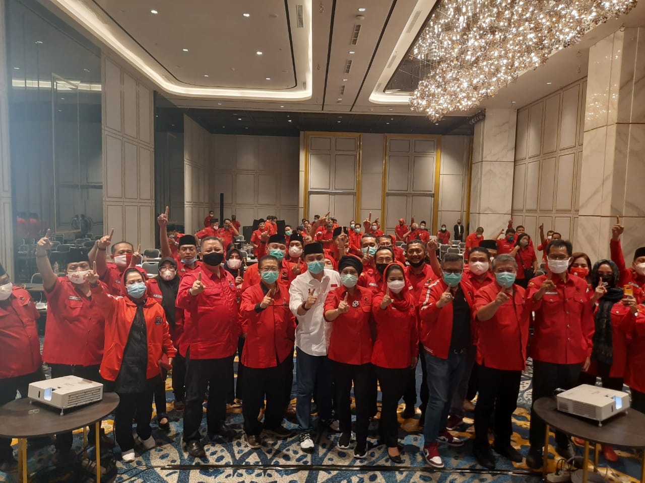 Eri - Armuji bersama para pedukung dan relawan.SP/BYTA INDRAWATI.