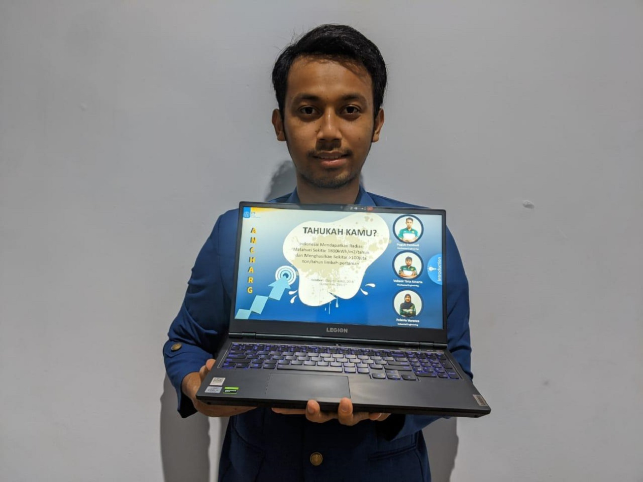 Foto: Ketua Tim Ancharge ITS, Puguh Pambudi menunjukkan rancangan smart charging station.SP/BYTA INDRAWATI.