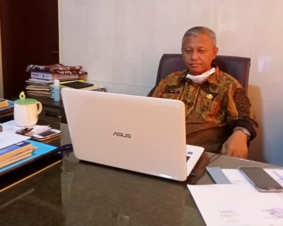 Foto : H. Moh. Sadik, M.Pd, Kepala Sekolah SMAN I Kalianget  diruang kerjanya (ft. Ainur Rahman/SP)