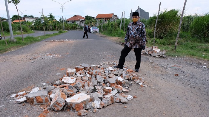 Pj Bupati Hudiyono saat sidak jalan rusak di sepanjang Jln. KH. Ali Mas'ud Buduran Sidoarjo,  Minggu (22/11).SP/ SUGENG PURNOMO