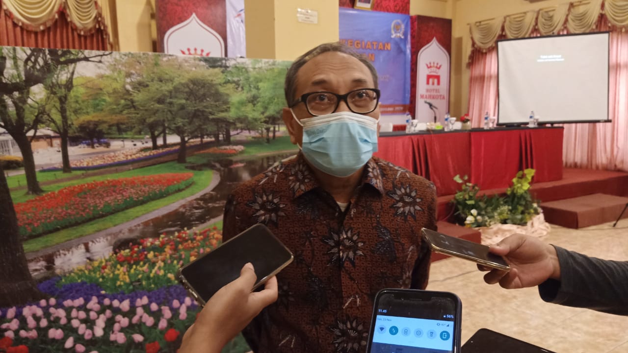 Caption: Dedi Irawadi saat di wawancarai oleh wartawan. SP/MUHAJIRIN KASRUN