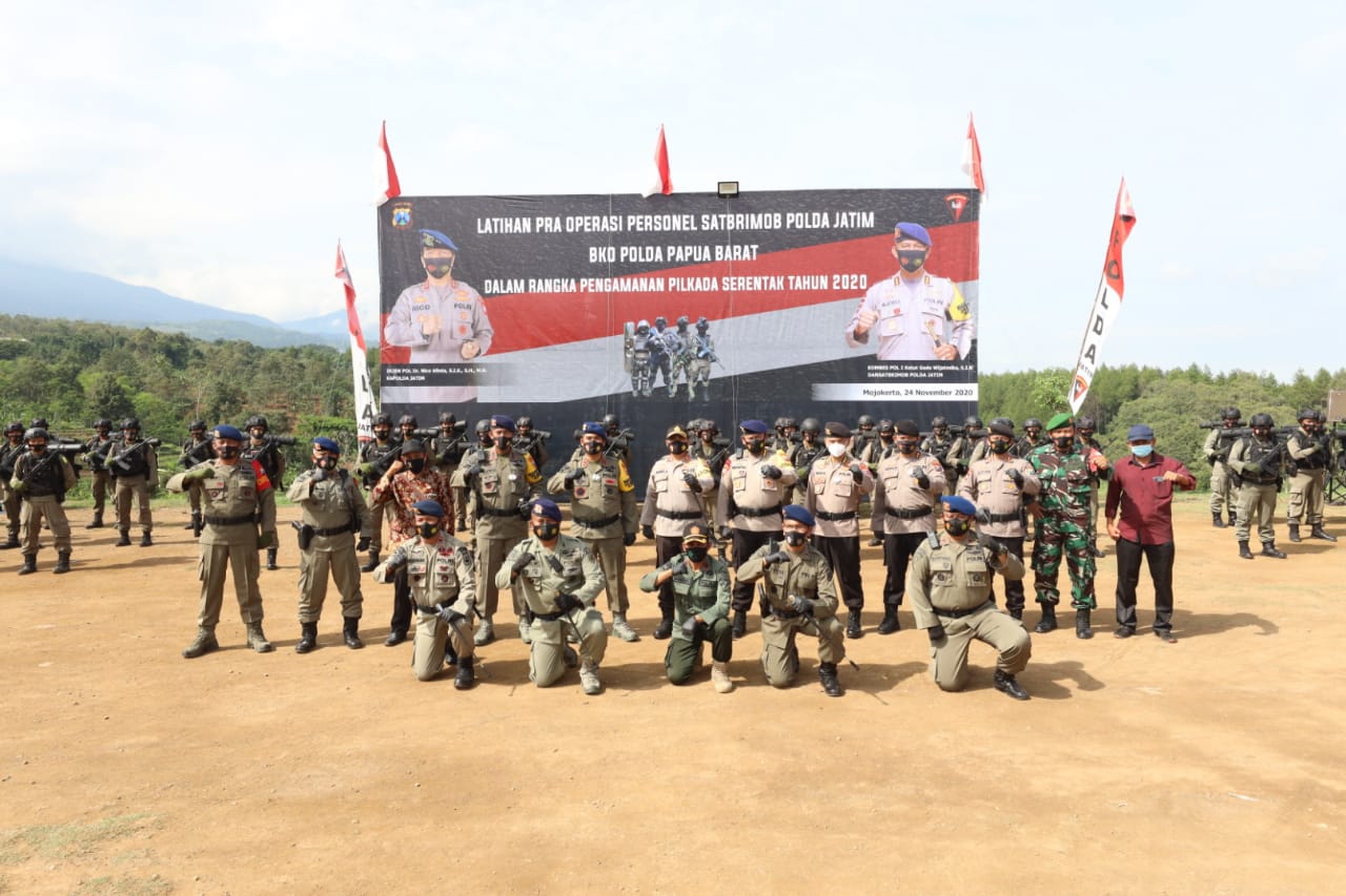 Wakapolda Jatim Brigjen Pol Slamet membuka latihan persiapan BKO Brimob Jatim ke Papua Barat dalam rangka pilkada serentak Selasa (24/11/2020)