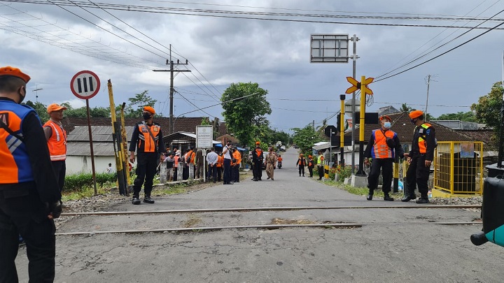 Sejumlah pihak terkait melakukan pengecekan di kawasan perlintasan kereta api tanpa palang pintu. SP/Les