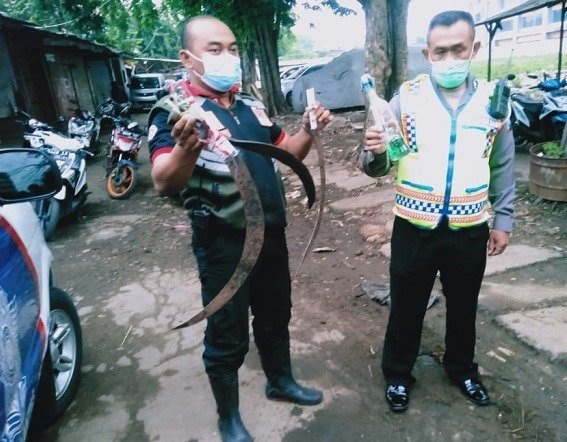 Barang bukti berupa celurit dan parang, yang diduga sebagai alat tawuran antar kelompok. Sp/septyan