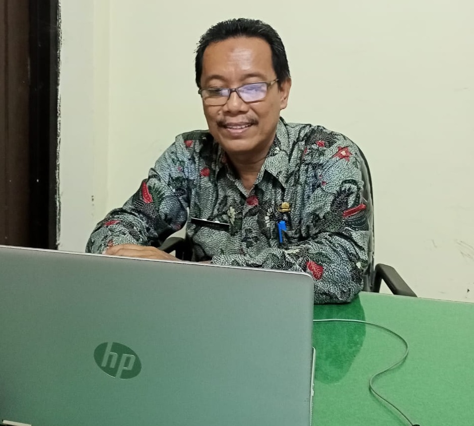 Foto : H. Hardi M.Pd Kasi Kurikulum Kesiswaan Tingkat (SD) Kab. Sumenep diruang kerjanya (ft. Ainur Rahman/ SP)