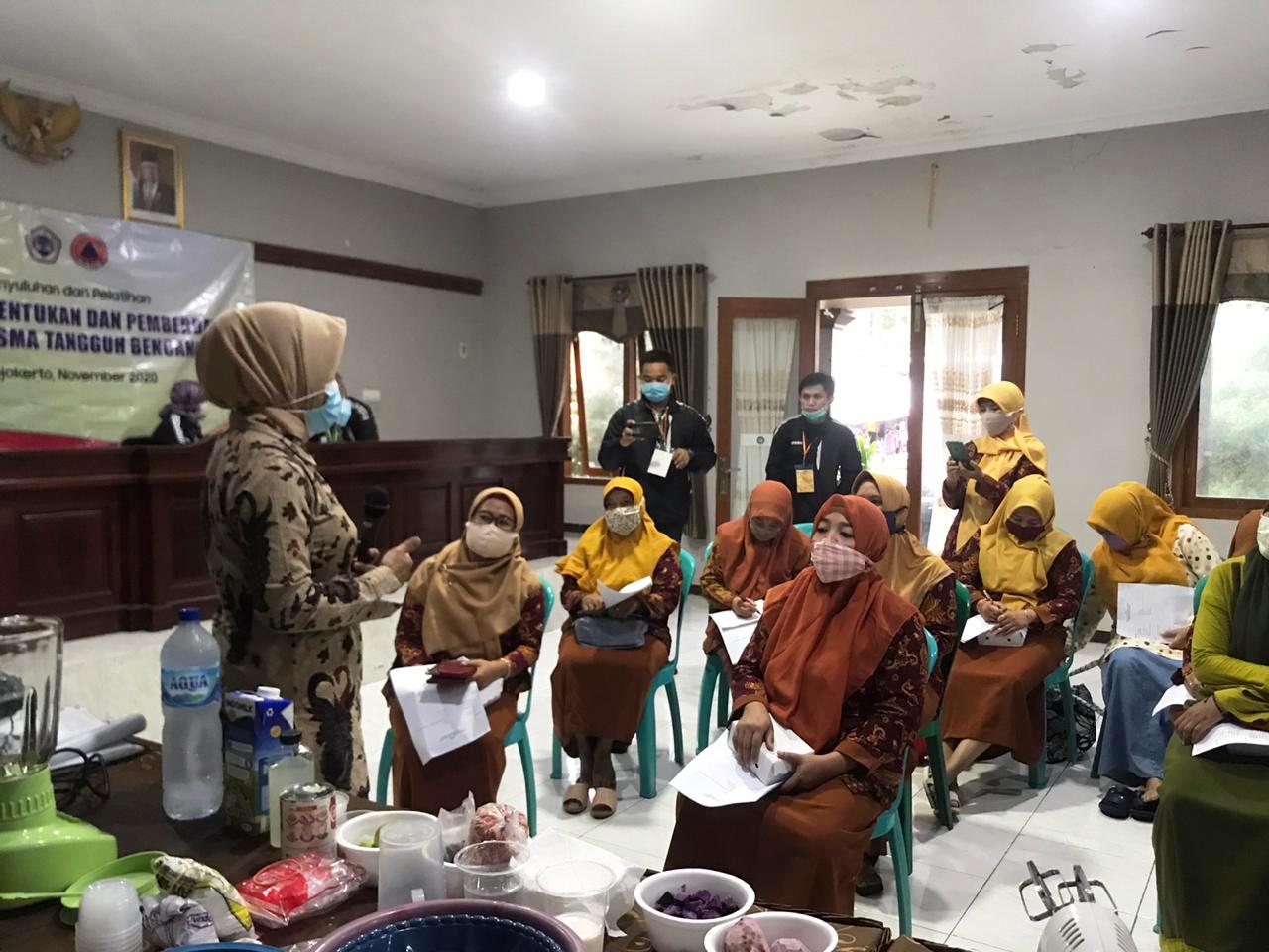 Pembukaan Penyuluhan dan Pelatihan bagi perkumpulan Ibu-Ibu Dasa Wisma Desa Pacet Mojokerto.SP/BYTA INDRAWATI.