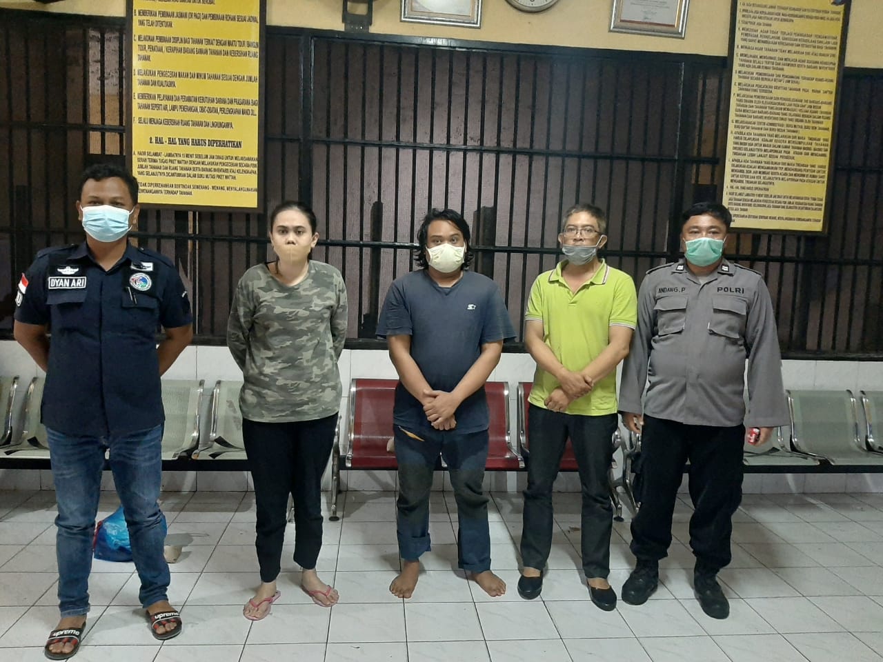 Anggota Satnarkoba Polrestabes Surabaya meringkus Ayik Tirana (28) sales cantik miliki narkotika jenis ganja.SP/TYAN