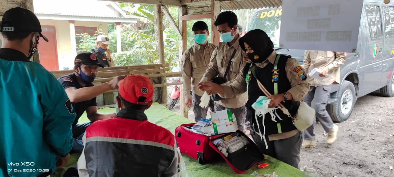 Anggota polri langsung mendirikan tenda dapur umum guna membantu warga yang terdampak vulkanik gunung Semeru Selasa (1/12/2020)