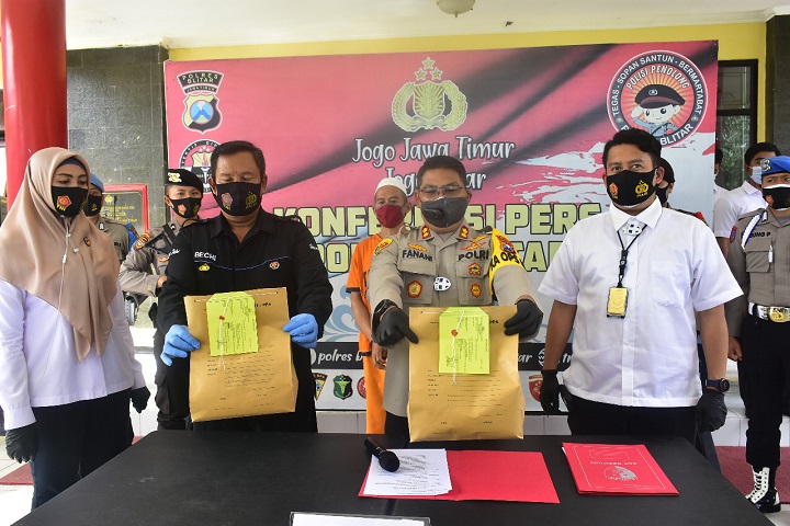 Kapolres Blitar AKBP Ahmad Fanani Eko Prasetya S.IK menunjukkan barang bukti dalam rilis kasus di mapolres Blitar. SP/Les