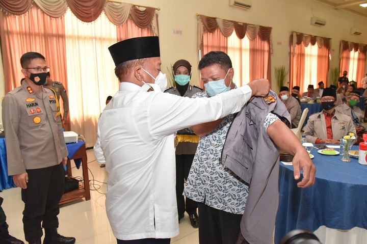 Bupati Fadeli saat memasangkan rompi FSK kepada anggota FSK Lamongan. SP/MUHAJIRIN KASRUN