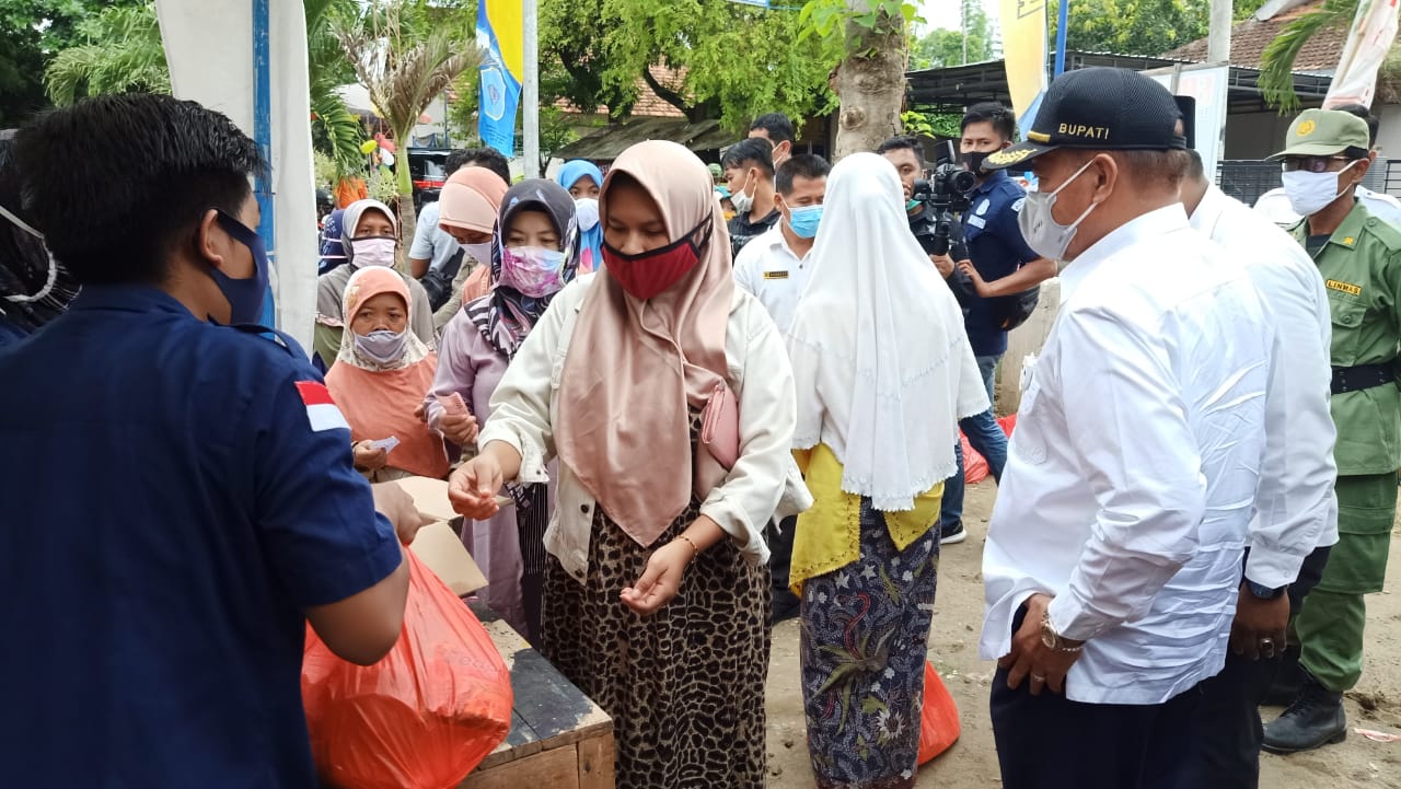 Warga memanfaatkan pasar murah untuk mendapatkan sembako dari Disperindag. SP/MUHAJIRIN KASRUN