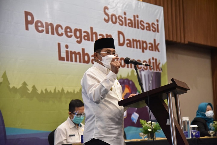  Pj Bupati Sidoarjo, Hudiyono saat membuka sosialisasi pencegahan dampak limbah domestik  di Aston Hotel Sidoarjo. SP/Sugeng