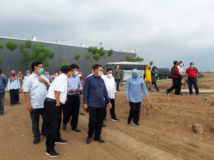 Pj Bupati Sidoarjo Hudiyono saat mengunjungi lokasi pembangunan kawasan industri halal (KIH). SP/Sugeng