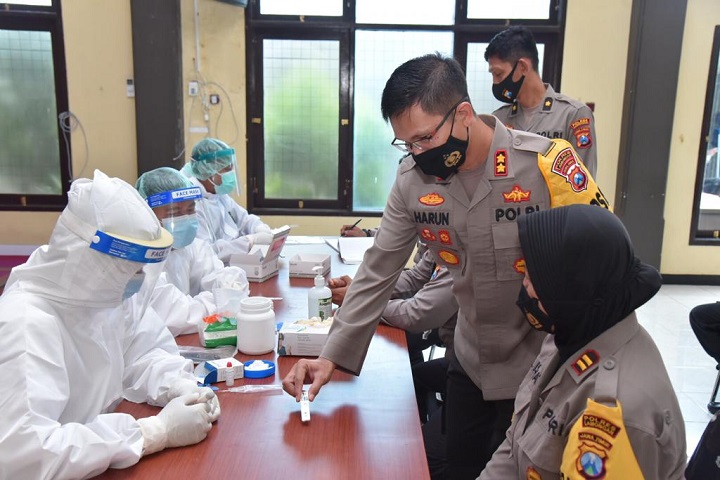 Kapolres Lamongan AKBP Harun saat melihat langsung anggotanya yang tengah dilakukan rapid test sebelum disebar untuk pengamanan Pilkada di setiap TPS. SP/MUHAJIRIN KASRUN