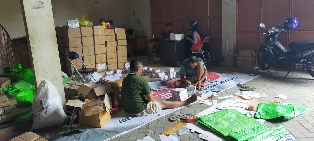 Caption: Petugas saat menata kebutuhan logistik di gudang penyimpanan.SP/MUHAJIRIN KASRUN