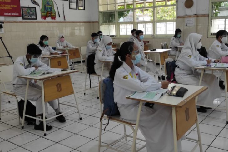 Uji coba pembelajaran tatap muka siswa di SMPN 1 Surabaya, Senin (7/12/2020). SP/ ANT//WI