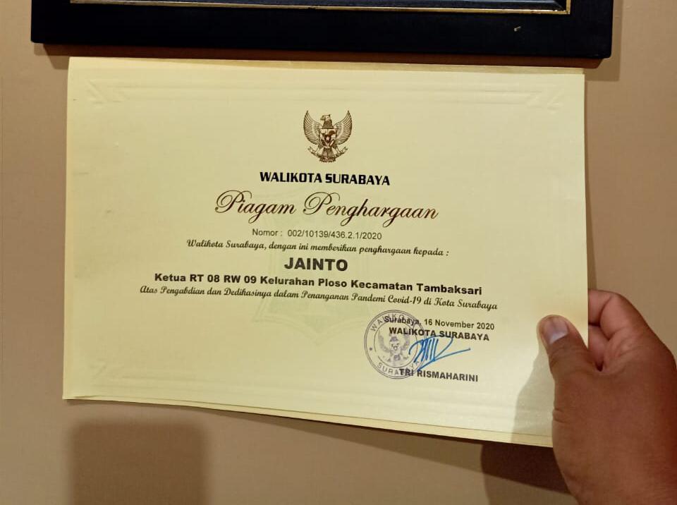 Salah satunya Ketua RT 08 RW 09, Kelurahan Ploso, Kecamatan Tambaksari Jainto yang menerima.SP/ALQ