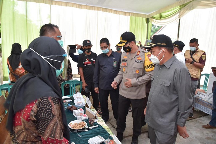 Bupati Fadeli saat melakukan sidak pencoblosan di beberapa TPS di Lamongan. SP/MUHAJIRIN KASRUN