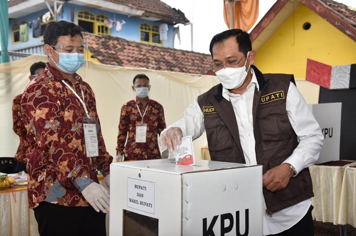 Pj Bupati Sidoarjo, Hudiyono menggunakan hak suaranya dalam Pilkada Sidoarjo 2020