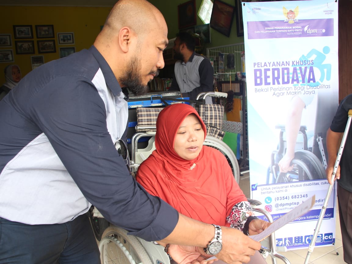 Kepala DPMPTSP Kota Kediri saat memberikan sosialisasi pada salah satu pelaku UMK