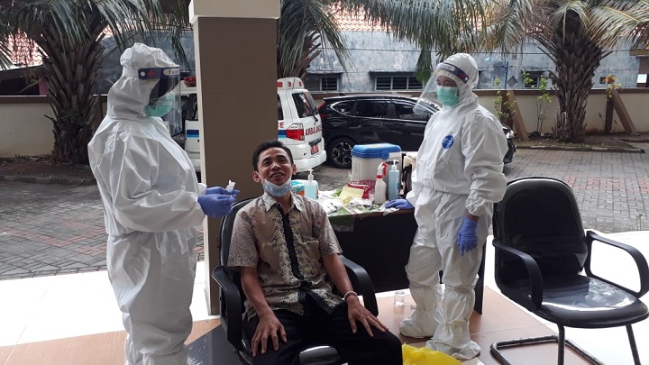 Tes swab dilakukan di DPRD Lamongan beberapa hari yang lalu. SP/MUHAJIRIN KASRUN