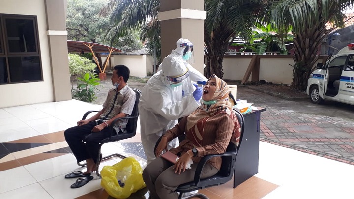 Wakil ketua DPRD Lamongan Retno Wardani saat mengikuti tes swab. SP/MUHAJIRIN KASRUN