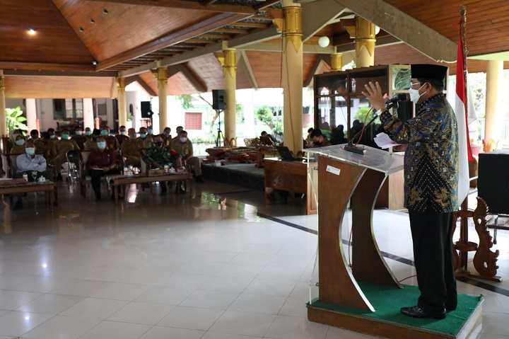 Pj. Bupati Sidoarjo Dr. Hudiyono M.Si saat memimpin rapat persiapan pelaksanaan Pilkades. SP/Sugeng