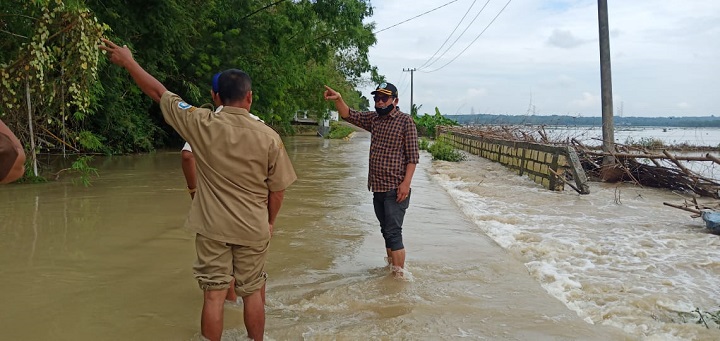 Ketua DPRD Lamongan, H. Abd Ghofur saat mengecek banjir di wilayah Kecamatan Modo. SP/MUHAJIRIN KASRUN