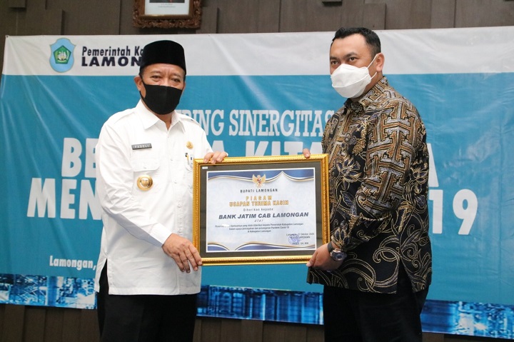 Bupati Fadeli memberikan piagam penghargaan kepada Kepala Cabang Bank Jatim di Lamongan. SP/MUHAJIRIN KASRUN
